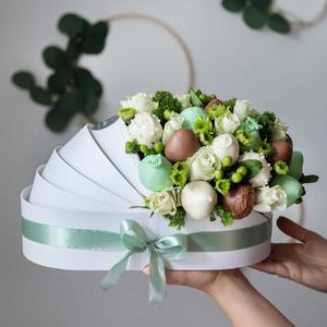 Panier en carton en forme de lit de bébé pour arrangement floral de fraises, idéal pour les cadeaux de baby shower - Product Image 1