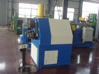 Machine de formage de bandes ou de profilés en tôle métallique avec moteur pour le traitement des profilés