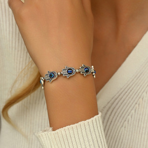 Mode rétro latino-américaine, bracelet Fatima Hand Evil Eye polyvalent, idéal pour les trajets quotidiens, bijou unique en résine avec œil bleu. - Product Image 1
