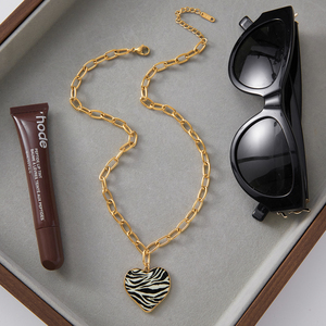 Collana J&D in Acciaio Inossidabile Placcato Oro 18K PVD con Pendente a Cuore Smaltato Stampa Leopardata Vintage - Product Image 4