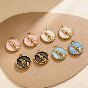Collier pendentif Mains en prière en acier inoxydable Twinkle, plaqué or 18 carats PVD, avec breloques pièces de monnaie, motif '<span class=keywords><strong>Dieu</strong></span> bénisse', idéal pour la prière, en promotion, cadeau - Product Image 4