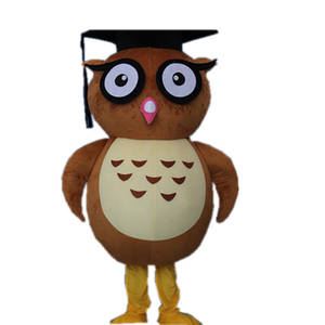 Droga Mascot com casaco de um médico em objetos mascotes Mudança