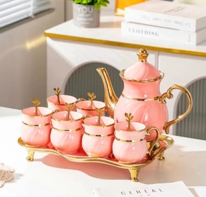 ชุดถ้วยกาแฟเซรามิกสไตล์ยุโรปหรูหราพร้อมเครื่องลายครามสีทองสำหรับเป็นของขวัญ