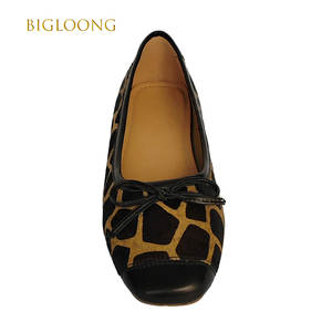 Женские балетки на плоской подошве, удобные танцевальные туфли с принтом жирафа, кожаная отделка с бантом - Product Image 2