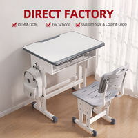 Ensemble de bureau et chaise réglables pour enfants avec cadre à barre transversale blanche, pieds gris et panneaux gris clair pour usage scolaire