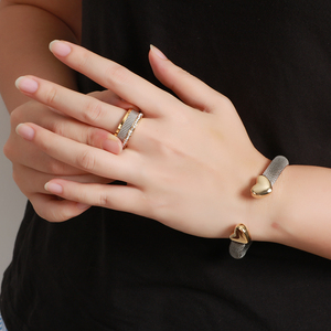 Brazalete Abierto de Malla Plateada de Acero Inoxidable Impermeable con Corazón para Mujer, Joyería - Product Image 3