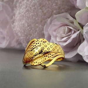 แหวนทองดีไซน์เนอร์สำหรับผู้หญิง แหวนทองหน้ากว้างลายสวยหรู เหมาะสำหรับใส่ในชีวิตประจำวัน งานแต่งงาน และงานปาร์ตี้ - Product Image 1