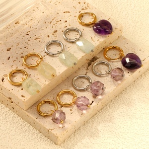 Boucles d'oreilles créoles minimalistes en acier inoxydable plaqué or 18 carats, style tendance, avec cristaux en forme de cœur carré, pour femmes, vente en gros - Product Image 1