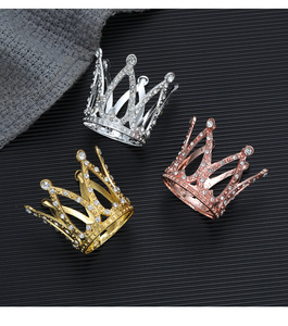 Base de bola de cristal al por mayor Mini forma de corona de aleación soporte de esfera de <span class=keywords><strong>metal</strong></span> pastel pequeña corona para Decoración - Product Image 1
