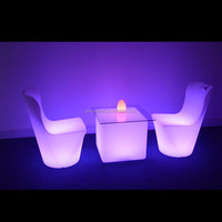 Ensemble de table et de chaises de bistrot de luxe en PE blanc au design moderne, éclairage de restaurant de jardin à changement de couleur RVB, ensemble de canapé d'extérieur