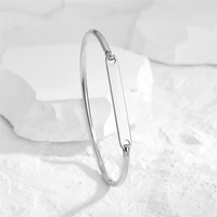 Design minimaliste Bracelet en acier inoxydable 316L plaqué or 18 carats Lettrage étanche pour femme Cadeau