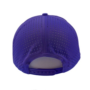Gorra de 7 Paneles Perforada, Impermeable y Transpirable, 100% Poliéster de Alta Calidad, Color Azul Rey, Personalizable con Bordado y Corte Láser - Product Image 3