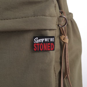 Entschuldigung, wir sind gesteinigt Emaille Pins benutzer definierte lustige Banner Metall Broschen Rucksack Revers Abzeichen Schmuck Zubehör für Freunde Geschenk - Product Image 5