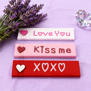 木製の「愛してる/キスしてください/XOXO」のスローガンが入ったハート型のセンターピース3個。 バレンタインディナー用の赤・ピンク・白の3Dデザイン - Product Image 1