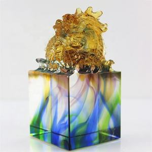 カスタマイズ可能な色10個LiuLiガラスクラフトアートクリスタルチャイニーズスタイル風水ギフトクリスタルチャイニーズドラゴンスタチュー - Product Image 1