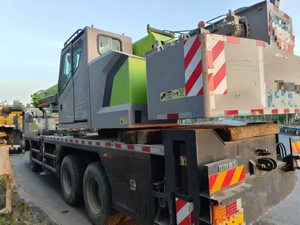 Grúa sobre orugas usada Zoomlion de 25 toneladas en oferta, motor PLC, pluma principal de 5 secciones, contrapeso de 42 m, caja de cambios de 6 toneladas, bomba de motor - Product Image 2