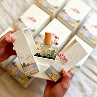 Boîte cadeau rigide double ouverture en lin de qualité supérieure avec décoration florale en acrylique, impression personnalisée pour l'emballage de flacons de parfum d'aromathérapie