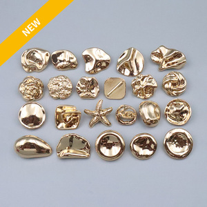 Boutons en métal dorés personnalisés, placage de haute qualité, boutons en alliage de zinc écologiques, boutons en métal de formes spéciales pour vêtements - Product Image 1