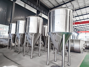 Équipement complet de brasserie : Cuve de fermentation conique à double enveloppe avec couche isolante, <span class=keywords><strong>pompe</strong></span> et moteur pour <span class=keywords><strong>la</strong></span> transformation de l'alcool - Product Image 2
