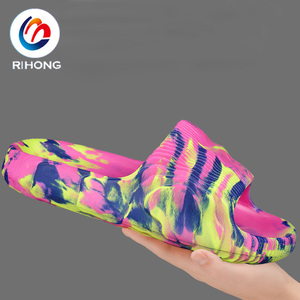 <span class=keywords><strong>2026</strong></span> barato al por mayor Guangzhou sandalias deslizantes femeninas diseño de camuflaje personalizado impresión señoras zapatillas de goma - Product Image 5