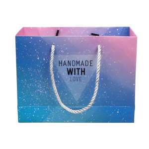 Sac cadeau en papier Berserk rose à bleu ciel étoilé avec impression HD couleur et poignée en corde souple pour un anniversaire magique - Product Image 1