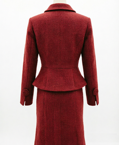Elegante Completo da Donna, Cappotto Invernale, Look Lussuoso, Top Rosso con Scollo a V, Soprabito Abbinato a Pantaloni Capri, Set Due Pezzi - Product Image 5