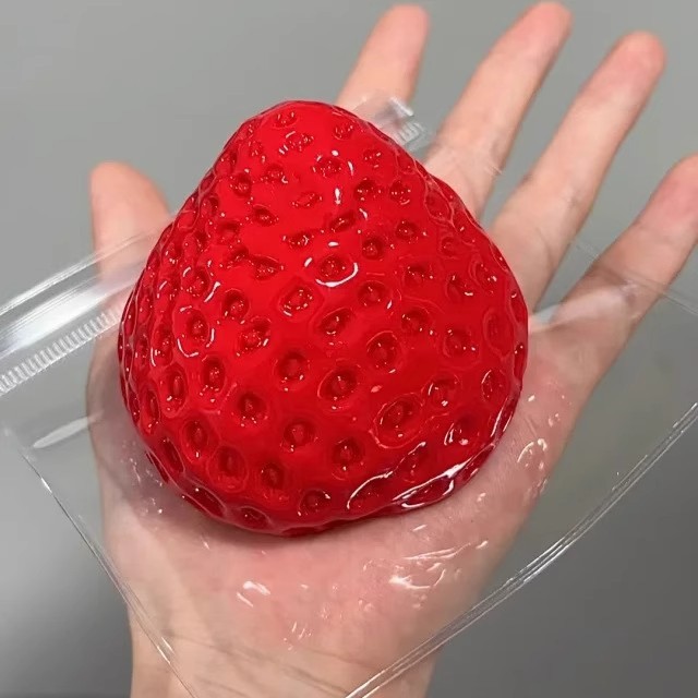 Une fraise rouge