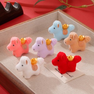 Porte-clés poney floqué rouge vif en résine plastique, pendentif DIY, décoration de voiture, accessoire de richesse instantanée - Product Image 2