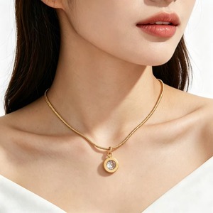 Collar minimalista de cadena de serpiente con colgante circular de bisel de piedra de un solo color, de acero inoxidable, para mujer, joyería apilable para uso diario. - Product Image 6