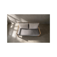 Un canapé 2 places doté de coussins moelleux et d'un design élégant, idéal pour rehausser le style et le confort de la pièce.