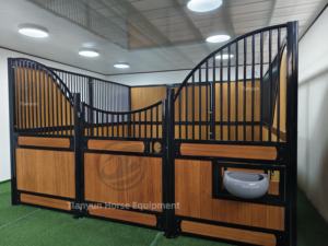 แผงขายม้าแบบพกพาที่ประกอบไว้ล่วงหน้าสุดหรูพร้อมโครงชุบสังกะสีที่แข็งแรงสำหรับศูนย์ขี่ม้าและฟาร์ม - Product Image 3