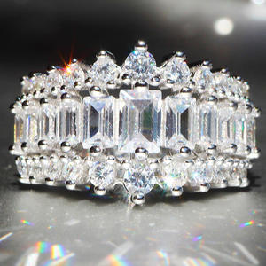 Anello di fidanzamento classico da donna F1044 con diamante taglio smeraldo, colore D, pietra naturale, fascia in oro bianco, gioiello - Product Image 2