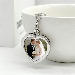 Porte-clés en alliage métallique personnalisés avec cadre photo en forme de cœur/pomme pour cadeaux de mariage et d'amour - Product Image 1