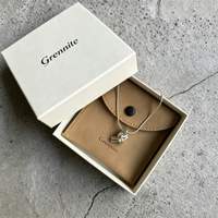 Coffret Cadeau de Bijoux Haut de Gamme avec Logo Personnalisé en Matériaux Recyclés - Emballage de Collier de Luxe Gaufré et Pochette en Suédine