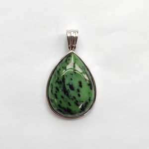 Pendentif en argent 925 avec pierre de zoïsite en forme de poire - Product Image 1