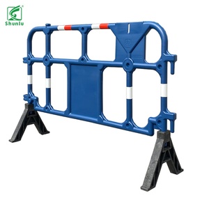Barrière de circulation temporaire rouge et blanche, efficace pour le contrôle des foules, barricade en plastique pour la sécurité routière, en HDPE, PE, caoutchouc pour utilisation sur route - Product Image 2