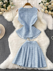 Completo Xiao Xiangfeng: Top in Seta Tessuta con Collo Quadrato e Fiori Tridimensionali, Gonna Plissettata in Stile Elegante - Product Image 4