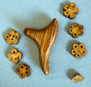Masajeador de pies de madera maciza de sándalo dorado con forma de triángulo para terapia - Product Image 3