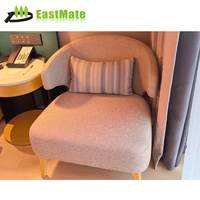 Luxuriöses Modernes Villa-Hotel-Schlafzimmer-Suite-Möbelset Eichenholz MDF Langlebiges Kingsize-Bett Couchtisch Sessel für Apartment und Geschäftsnutzung