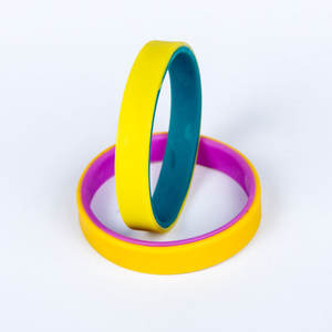 أساور سيليكون مزدوجة الطبقات مخصصة من السيليكون مع شعار ترويحي طباعة أساور سيليكون للرجال - Product Image 1