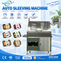 Machine d'emballage automatique pour barquettes de repas prêts à consommer avec étiquettes pré-collées et manchons pré-collés pour conteneurs