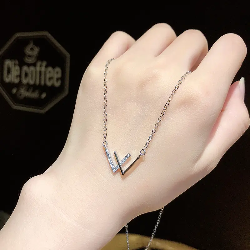 絶妙なダイヤモンドWレターネックレスファッション気質ネックレスユニークな高度なファッショナブルな鎖骨チェーン