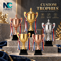 Trophée de champion en métal personnalisé avec deux poignées et logo gravé pour les événements sportifs de football et les événements d'entreprise, vente en gros OEM