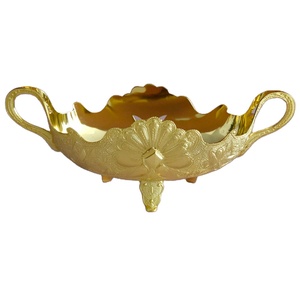Plateau de service à fruits en métal plaqué or Casa India pour mariage avec poignée - Product Image 1