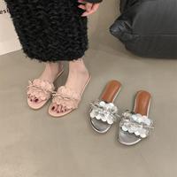 Nouvelles sandales plates à bout ouvert pour femme, style féerique argenté, idéales pour l'extérieur et assorties aux robes, collection été 2025