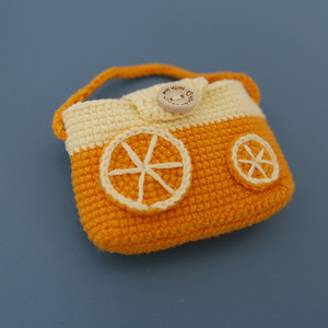 Borsa porta carte d'identità arancione tessuta a mano, custodia per auricolari con motivo a frutta, e graziosa tasca Minnie lavorata all'uncinetto con lana. - Product Image 2