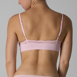 SUHE Bralette sin aros de nailon y elastano transpirable con copas delgadas contorneadas y ribete de encaje, sujetador de yoga para mujer con tirantes convertibles y cuello en V - Product Image 3