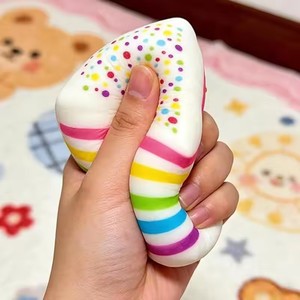 Jouet Squishy Doux à Remontée Lente Gâteau Arc-en-ciel Anti-stress Simulation Alimentaire Jouet Éducatif pour Enfants et Adultes - Product Image 2