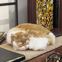 Modèle de chat réaliste en fourrure douce et moelleuse, taille réelle, ornement décoratif, animal endormi réaliste, idéal comme décoration intérieure.
