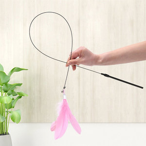 Juguete interactivo sostenible para gatos: varita con plumas, varilla de plástico, ventosa fuerte, mini campana y ratón de juguete que estimula la caza. - Product Image 1